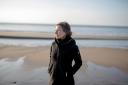 Anja Spang op het strand (foto: Anneke Hymmen)
